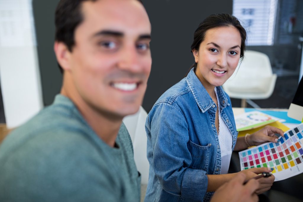 empleados trabajando en una imprenta con pruebas color
